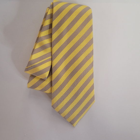 BURBERRY silk Tie. Herringbone stripe silk tie. Yellow and taupe - Picture 2 of 8